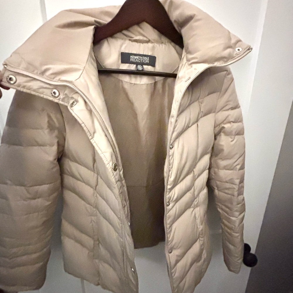 KENNETH COLE REACTION BEIGE QUILTED DUCK DOWN TWO WAY CLOSER ZIPPER & SNAPS SZ S - Picture 7 of 15